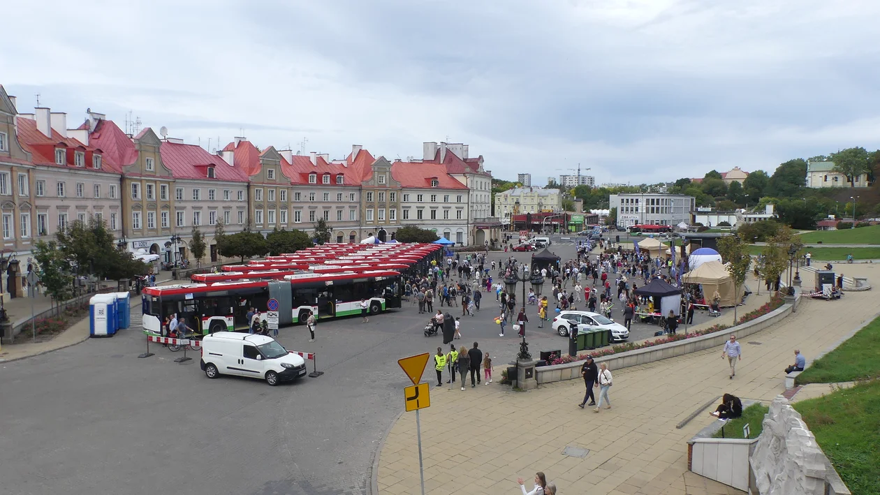 Plac Zamkowy w Lublinie zamienił się w zajezdnię autobusową. Wszystko przez Piknik Transportowy [ZDJĘCIA] - Zdjęcie główne