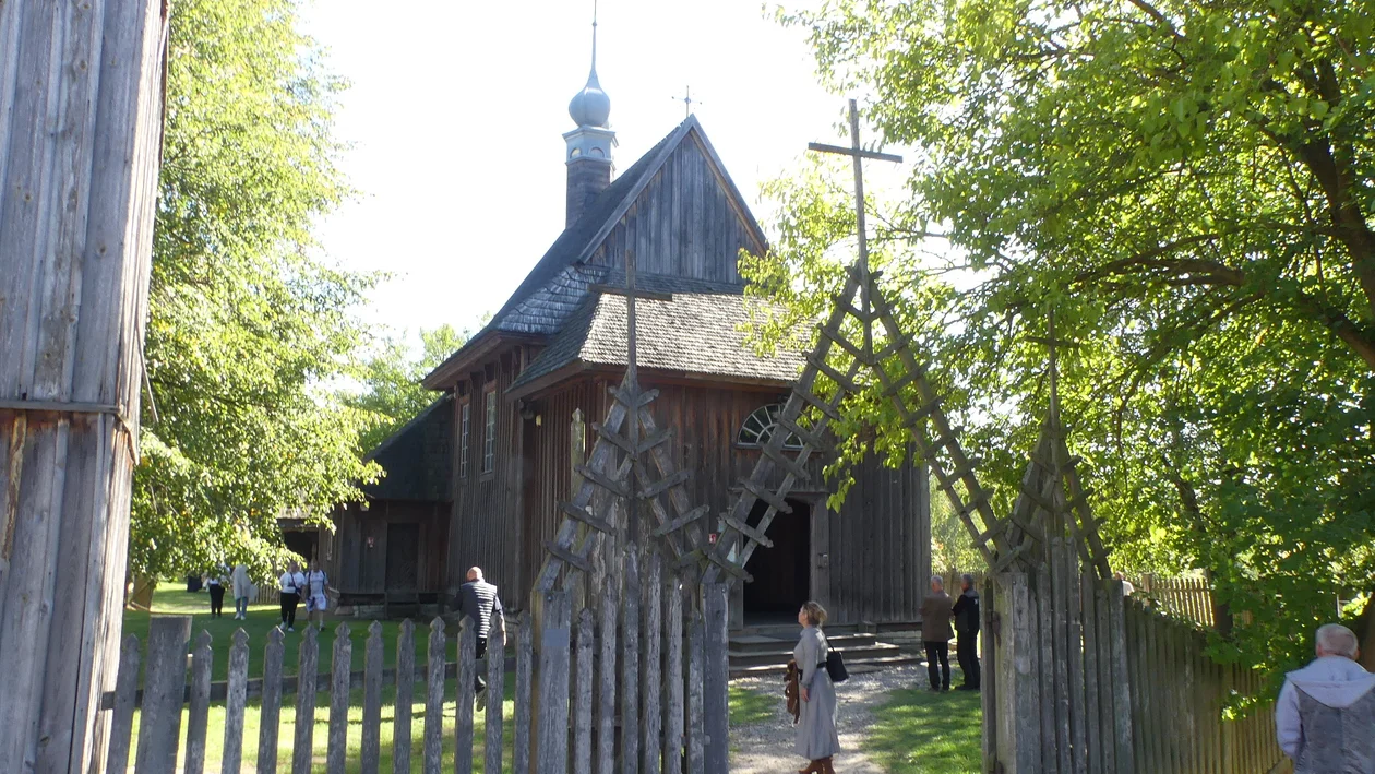 Święto Zabytku w Muzeum Wsi Lubelskiej. Kościół z Matczyna to najstarszy drewniany kościół w woj. lubelskim. Zdjęcia - Zdjęcie główne