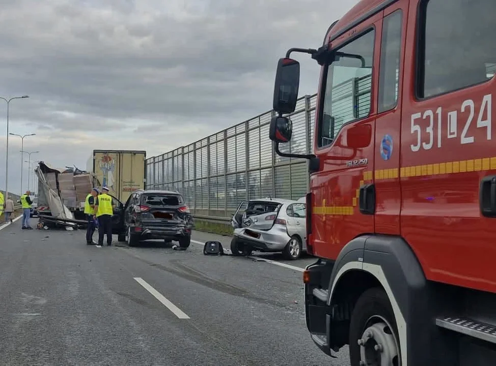 Rozbite Fiat, BMW, Lexus i bus na S12. Trzy osoby i dziecko w szpitalu po dwóch wypadkach w woj. lubelskim