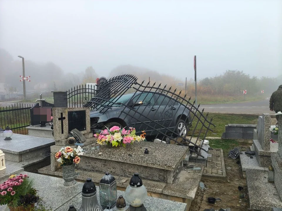 Wjechał samochodem w cmentarz w woj. lubelskim. Uszkodził ogrodzenie i kilka nagrobków
