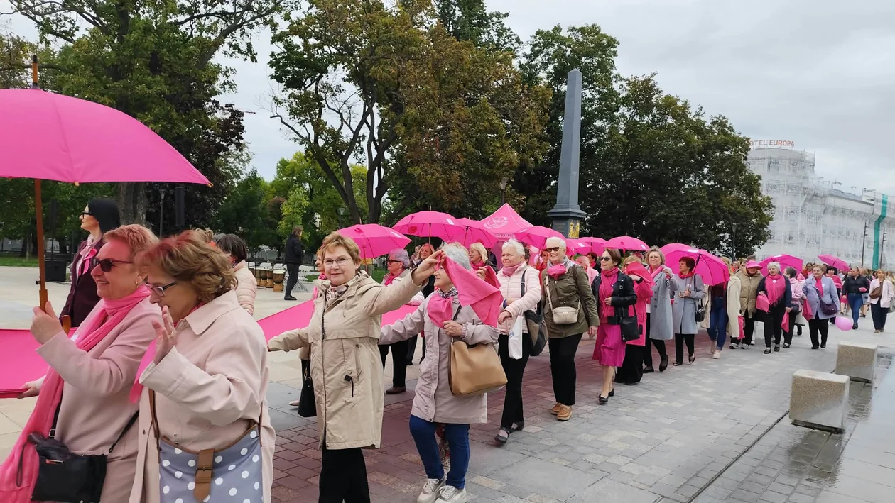 "Rak nie wybiera, a ten marsz to nasz krzyk do społeczeństwa". Różowy korowód przeszedł przez centrum Lublina