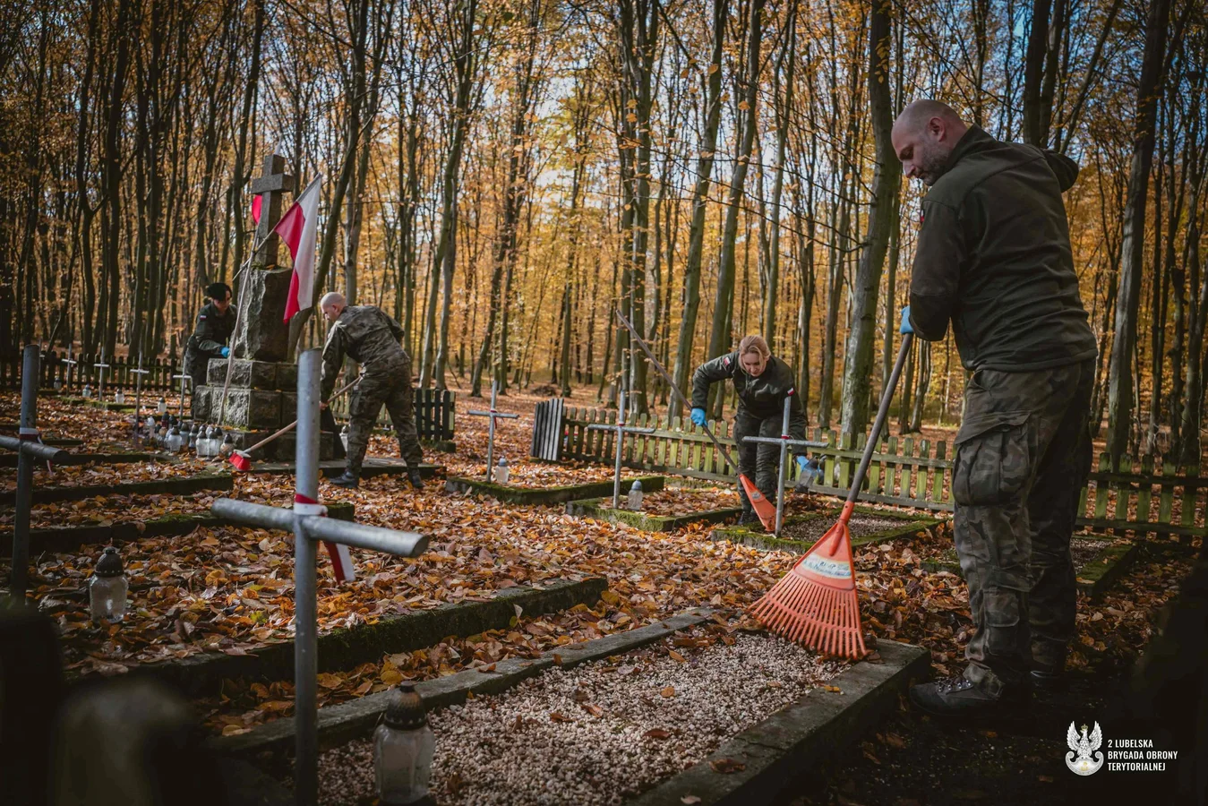 Przed Wszystkimi Świętymi dbają o groby i miejsca pamięci. Coroczna akcja lubelskich terytorialsów