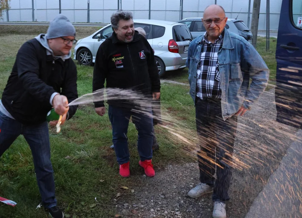 Szampanem witali pierwszy od kilkunastu lat autobus. “Żeby mu opony nie pękały” [zdjęcia] - Zdjęcie główne