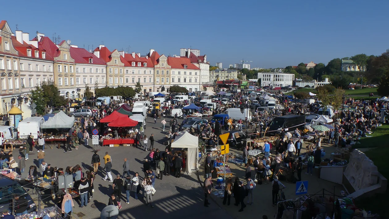 Lubelska Giełda Staroci przyciągnęła tłumy. Porcelana, meble, szable i nie tylko [ZDJĘCIA I WIDEO] - Zdjęcie główne