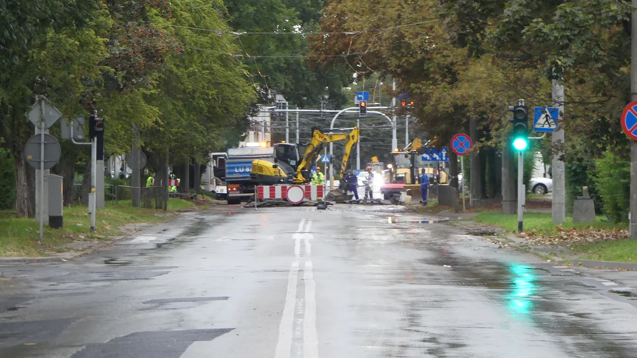 AKTUALIZACJA! Woda zalała Głęboką w Lublinie. Kiedy kierowcy wrócą na ulicę? Zdjęcia - Zdjęcie główne