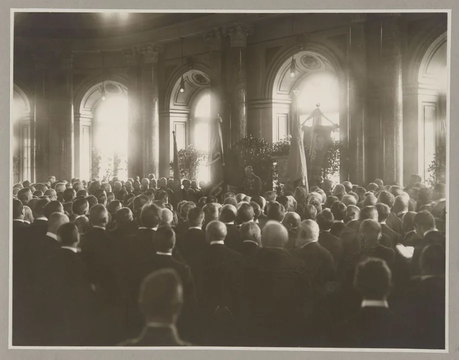 Warszawa, 5 listopada 1916. Hans von Beseler odczytujacy w Sali Wielkiej Zamku Królewskiego, w obecności przedstawicieli polskich elit politycznych, manifest proklamujący Królestwo Polskie