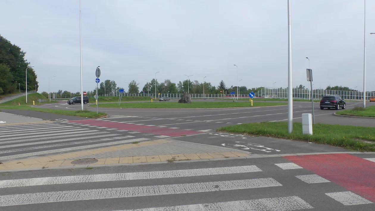 Lublin. Wypadki na rondzie „z pniakiem”. Kierowcy komentują, instruktor nie ma wątpliwości [ZDJĘCIA I WIDEO] - Zdjęcie główne