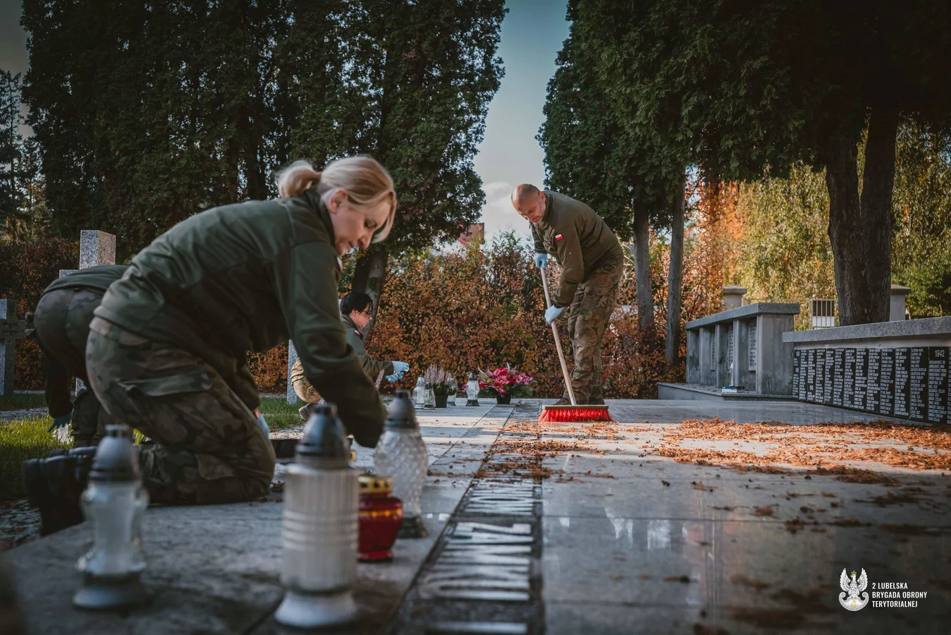 Przed Wszystkimi Świętymi dbają o groby i miejsca pamięci. Coroczna akcja lubelskich terytorialsów