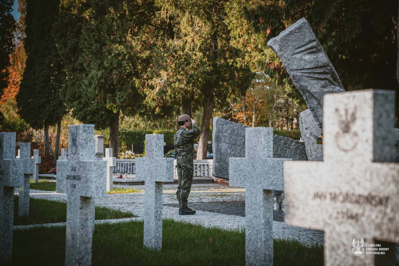 Przed Wszystkimi Świętymi dbają o groby i miejsca pamięci. Coroczna akcja lubelskich terytorialsów