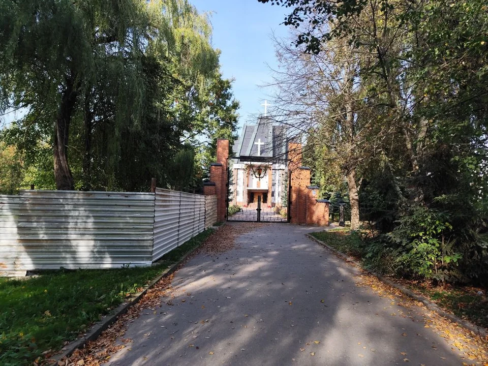 Tajemniczy inwestor zamknął skwer wraz z chodnikiem. Ludzie muszą chodzić po innej prywatnej działce [zdjęcia] - Zdjęcie główne
