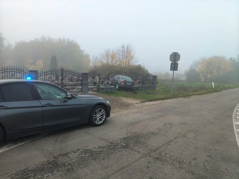 Wjechał samochodem w cmentarz w woj. lubelskim. Uszkodził ogrodzenie i kilka nagrobków