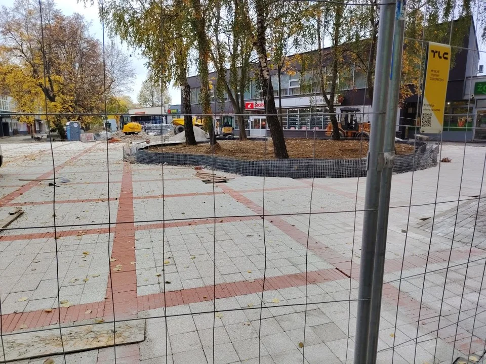 Skwer w cieniu amfiteatru i zła wiadomość dla kierowców. Informacje z placu budowy na Tatarach [zdjęcia]