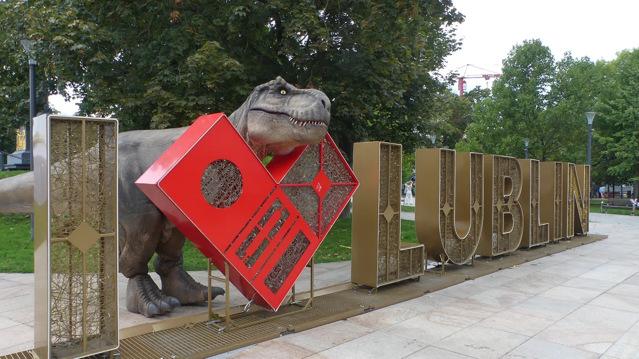 Groźny, ale tylko z pozoru! T-Rex podbił serca uczestników Lubelskiego Festiwalu Nauki. Zdjęcia i wideo - Zdjęcie główne